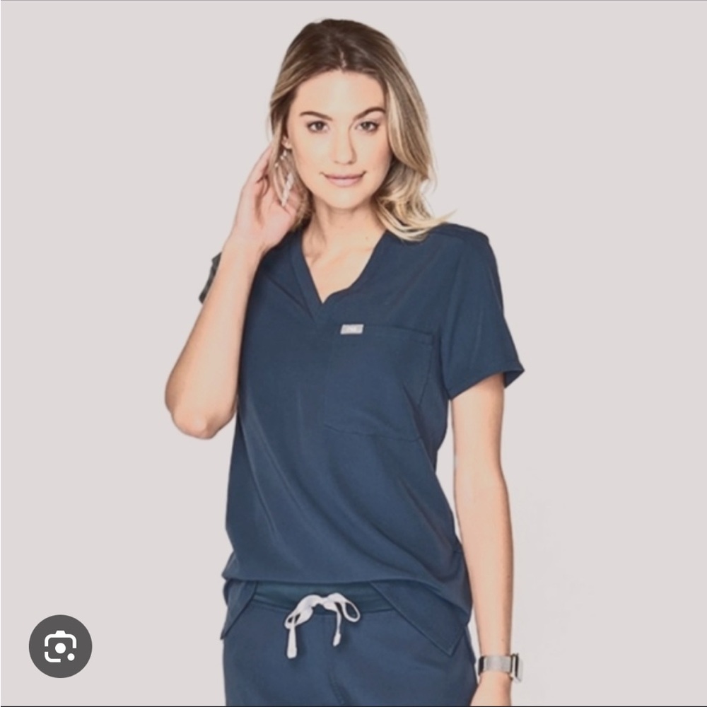 FIGS Catarina Scrub Top with pocket, dark harbor, XS